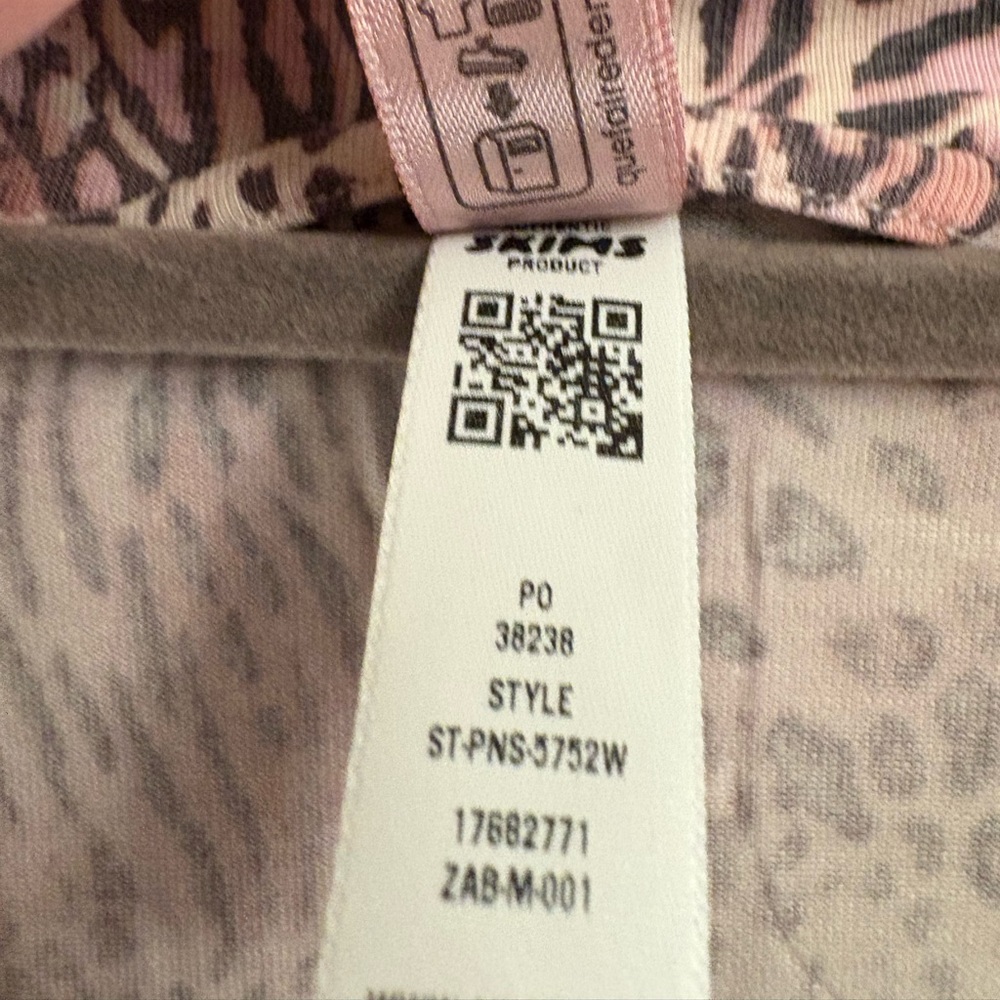 SKIMS Pink Animal Print Pajama Sleep Set Top & Pants Small NWT $88 retail - Picture 5 of 13